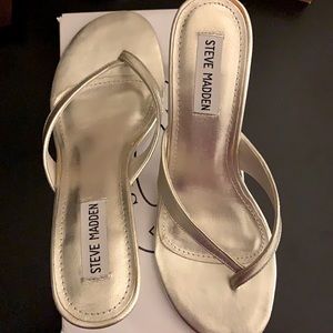 Steve Madden gold flip flop high heel. Size 7.5